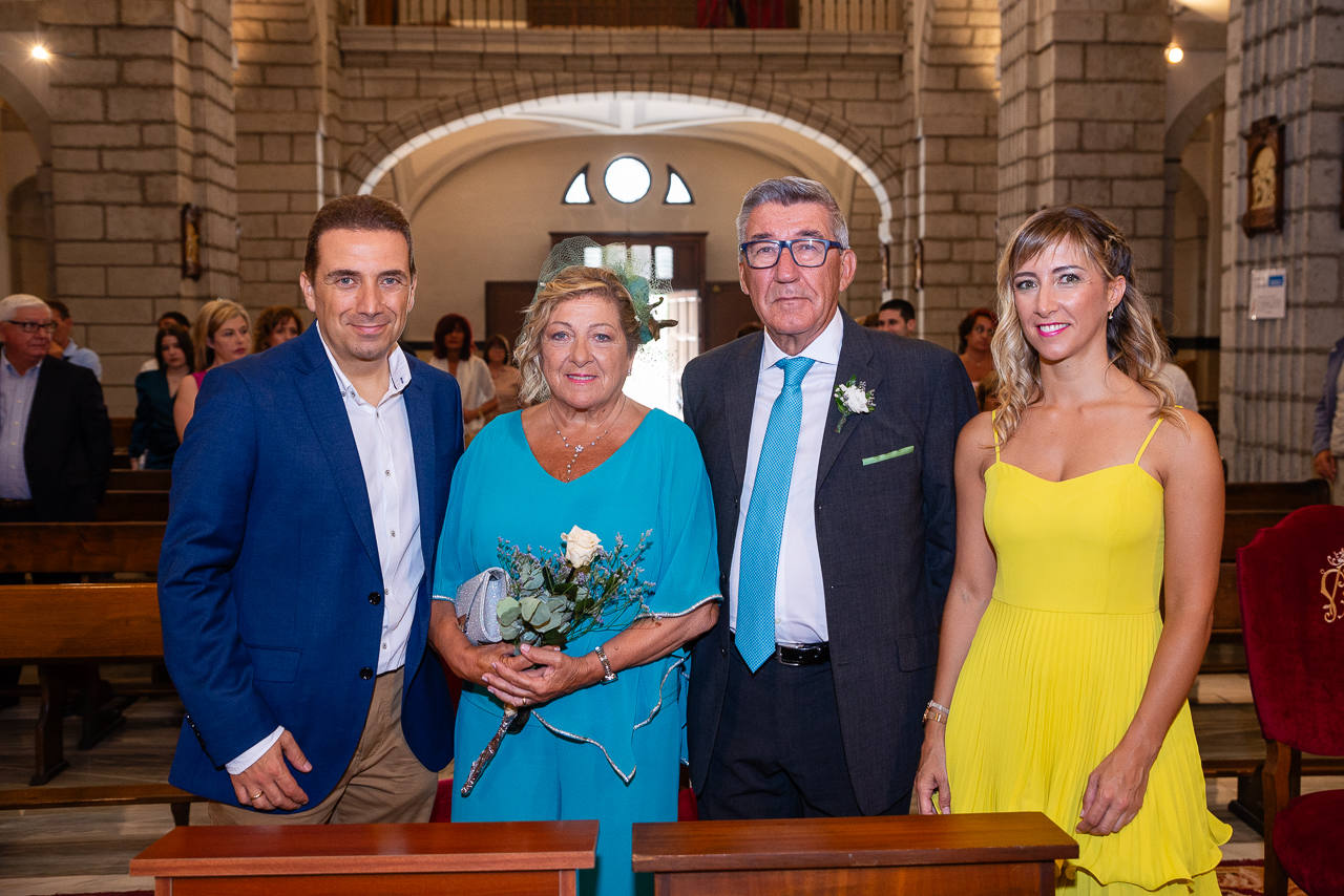 María Natividad Ruiz Y Alfonso Herrera, flanqueados por sus hijos, Alfonso y Laura, que fueron los padrinos de sus bodas de oro el pasado mes julio en Santander. 