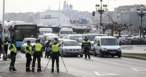 Los agentes del ERAT de la Guardia Civil durante la reconstrucción del accidente de Castelar que costó la vida a un joven de 19 años.