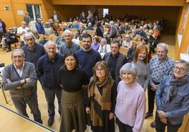 Organizadores y participantes en el acto en memoria de Pedro Vega celebrado ayer en el colegio Cisneros de Santander.