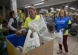 Voluntarias que colaboran con la 'gran recogida' que se desarrolla este fin de semana en 175 supermercados y grandes superficies de la región.