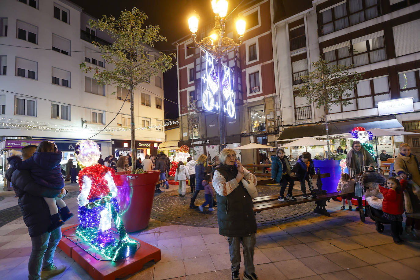 Familias admiran y juegan alrededor de los adornos, este viernes, en la Plaza de Ángel Menéndez.