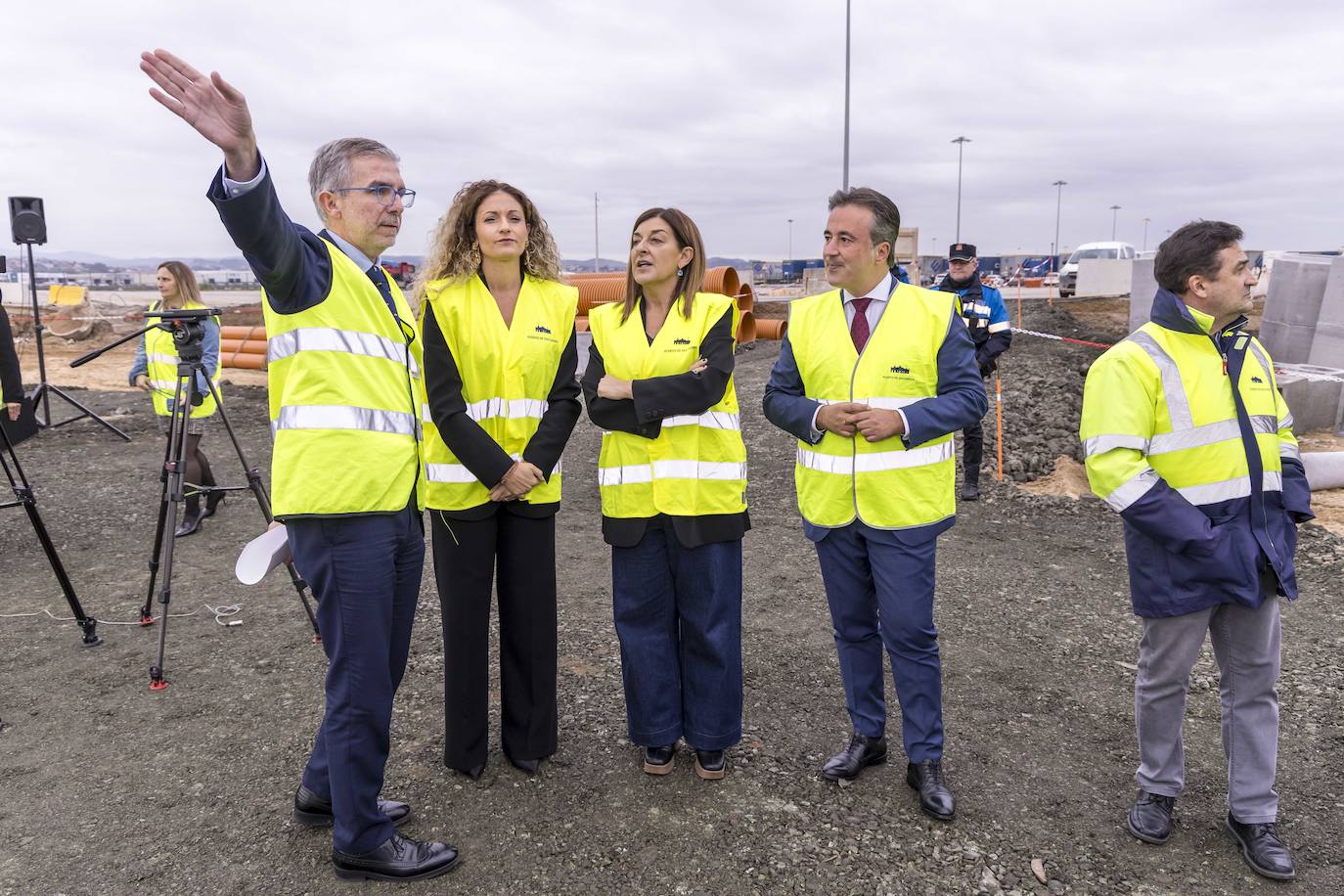 César Díaz, Ainoa Quiñones, María José Sáenz de Buruaga y Diego Movellán, este viernes, en las obras. 