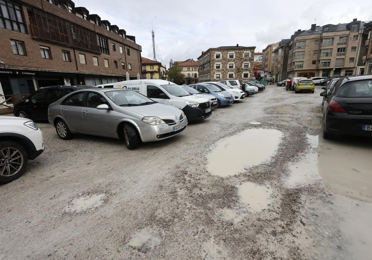 Los usuarios sufren la presencia de grandes baches desde hace varios años.