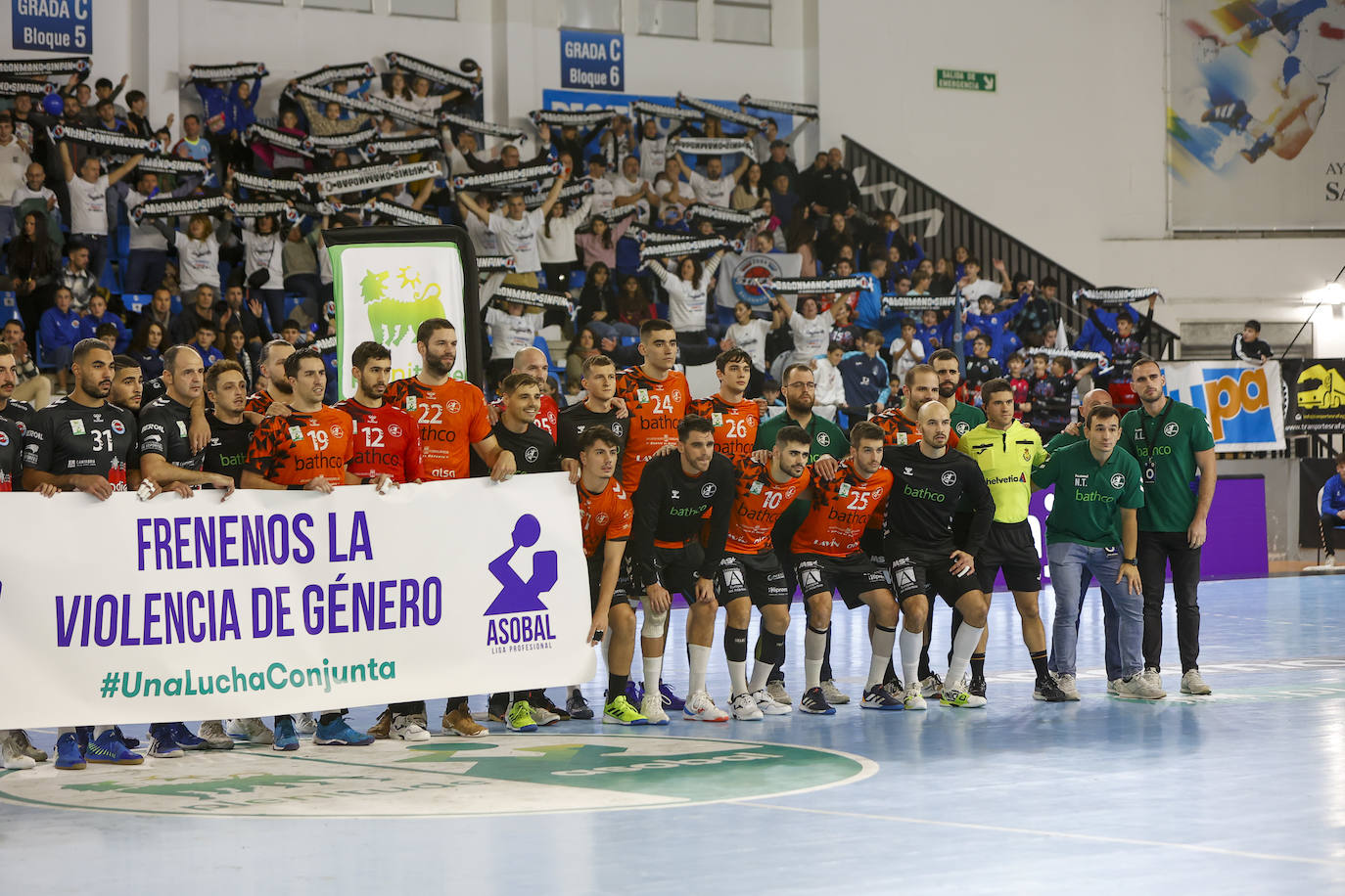 Ambos equipos posaron con una pancarta contra la violencia de género. 