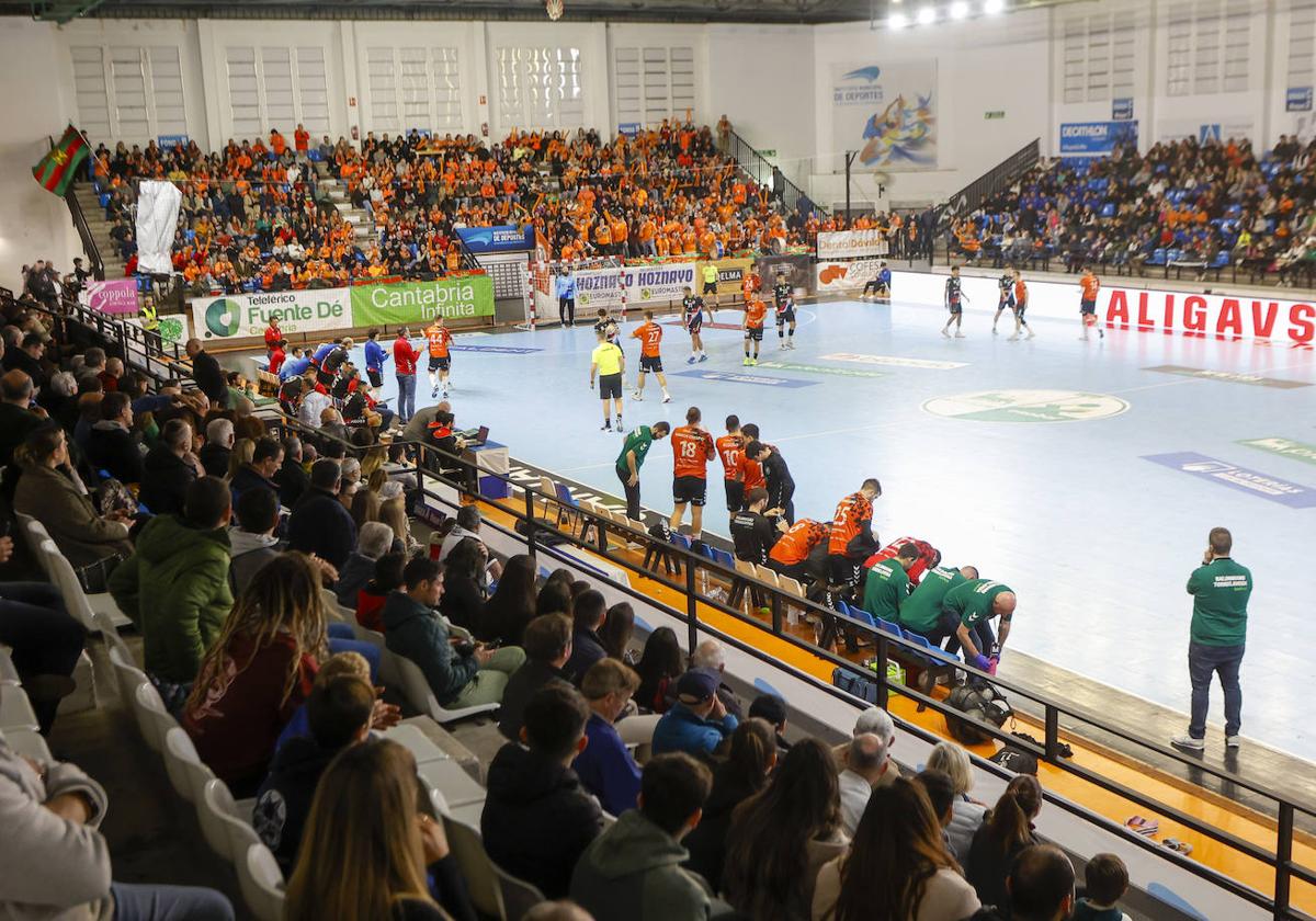 El derbi cántabro de balonmano, en imágenes