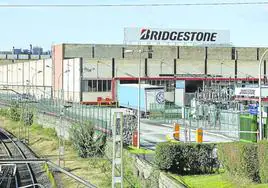 Fábrica de Bridgestone en Puente San Miguel, que se ve amenazada por un ERTE que cerraría la planta casi cuatro meses hasta septiembre.