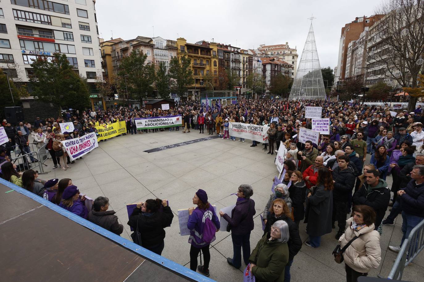 La plaza del Ayuntamiento, colmada de personas en el momento de la lectura del manifiesto. 