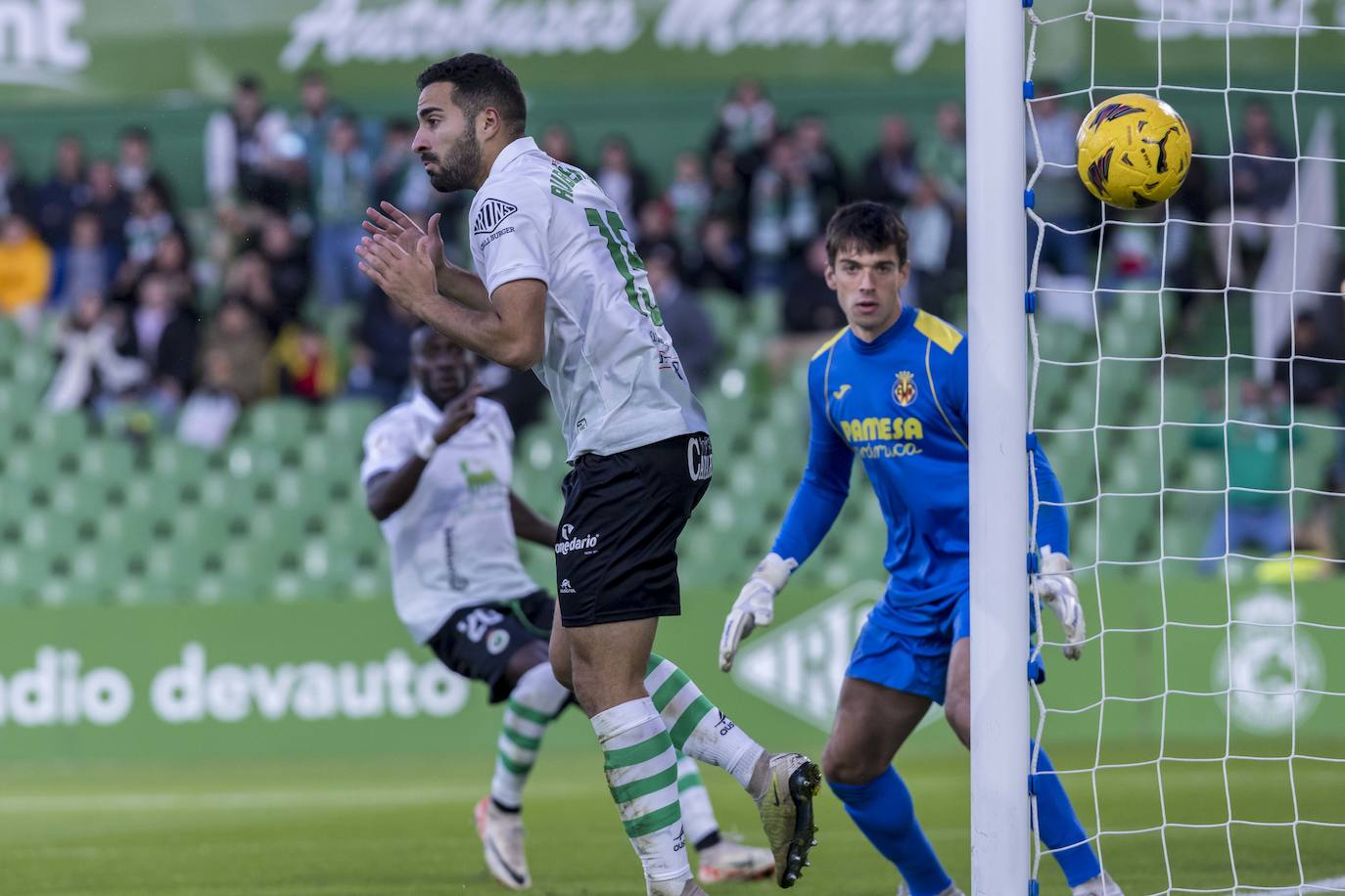 Rubén Alves cabeceó al palo un pase de Íñigo Vicente. El árbitro anuló la acción por fuera de juego del central. 