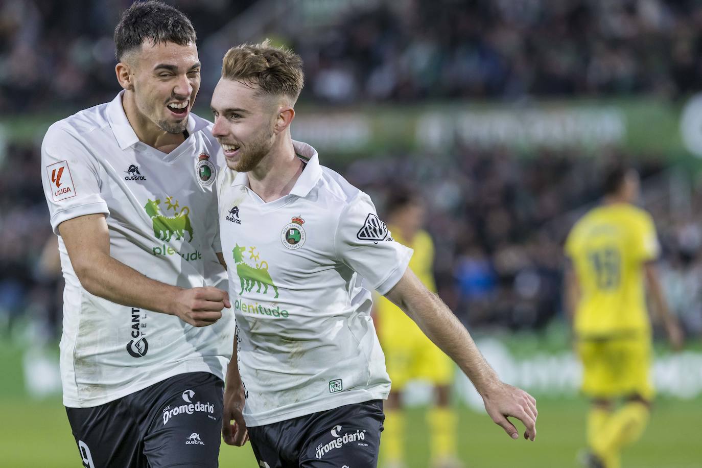 Arana y Peque celebran el gol de penalti del catalán. 