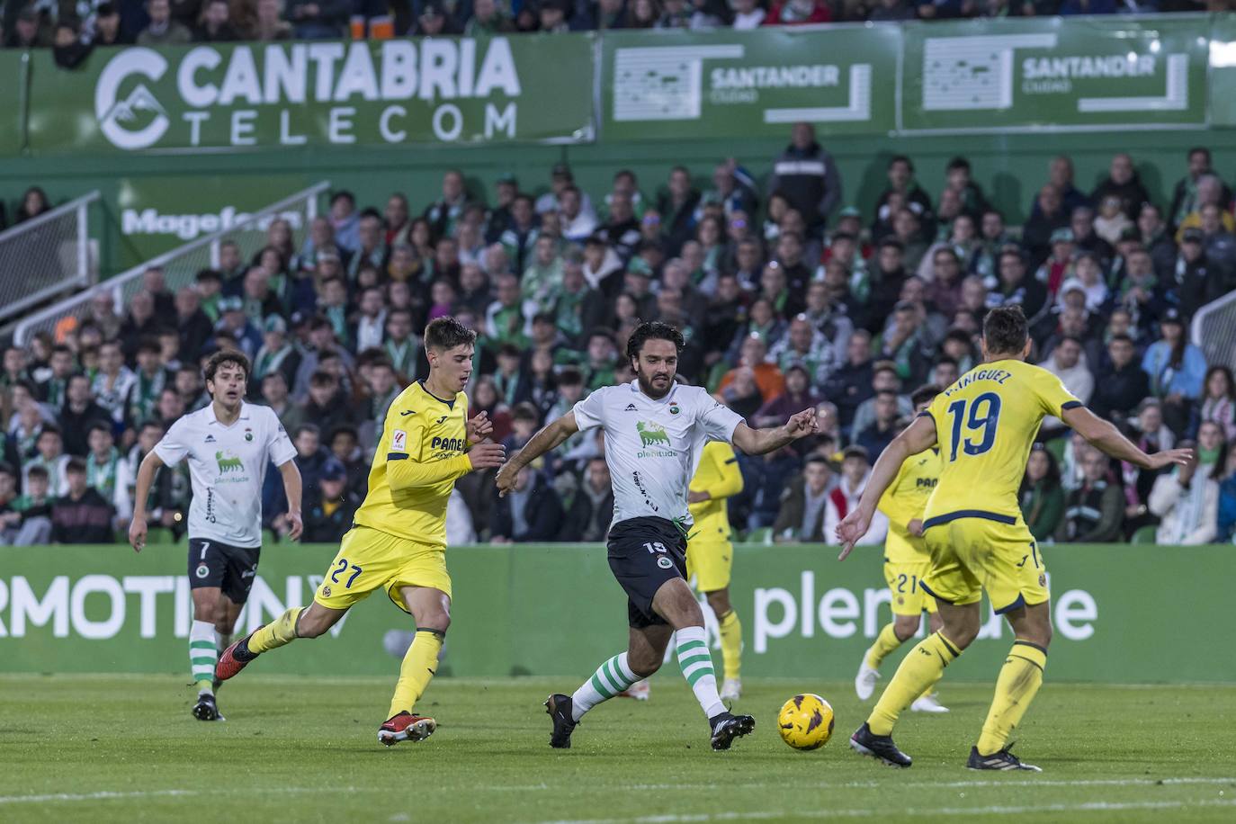 Grenier, que salió en los últimos minutos, controla el balón rodeado de rivales. 