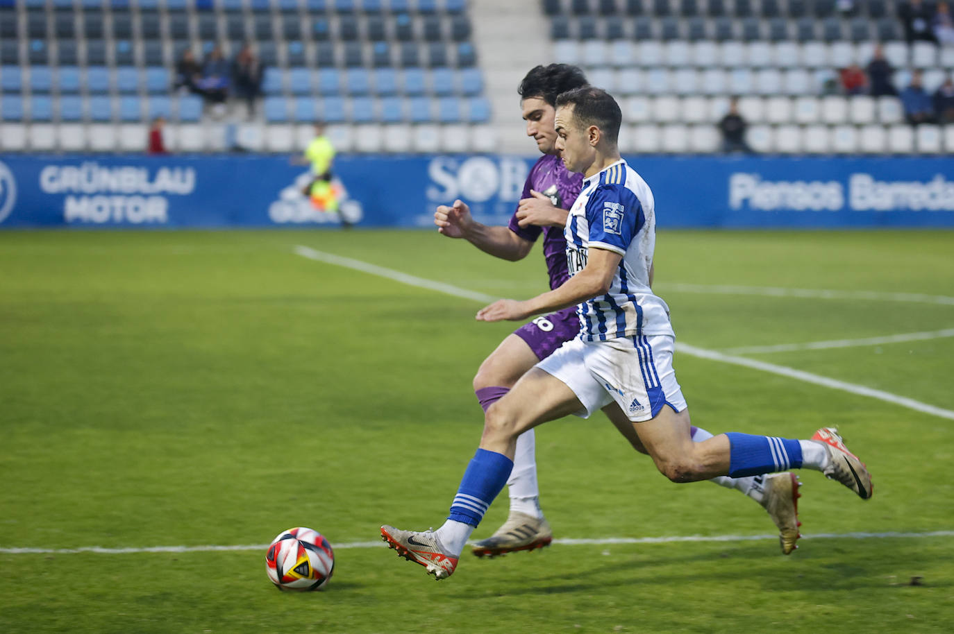 Saúl pugna en carrera por la pelota con un jugador del Valladolid B.