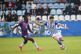 Puras lleva la pelota ante Frimpong, del Valladolid B, en el encuentro en El Malecón