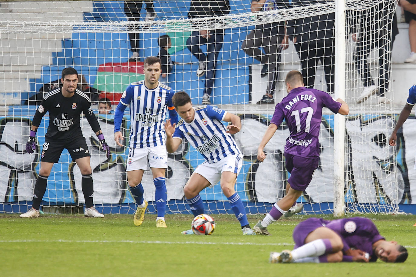 Puras controla el balón ante Dani Fernández, con Alberto Delgado y Sotres tras él.