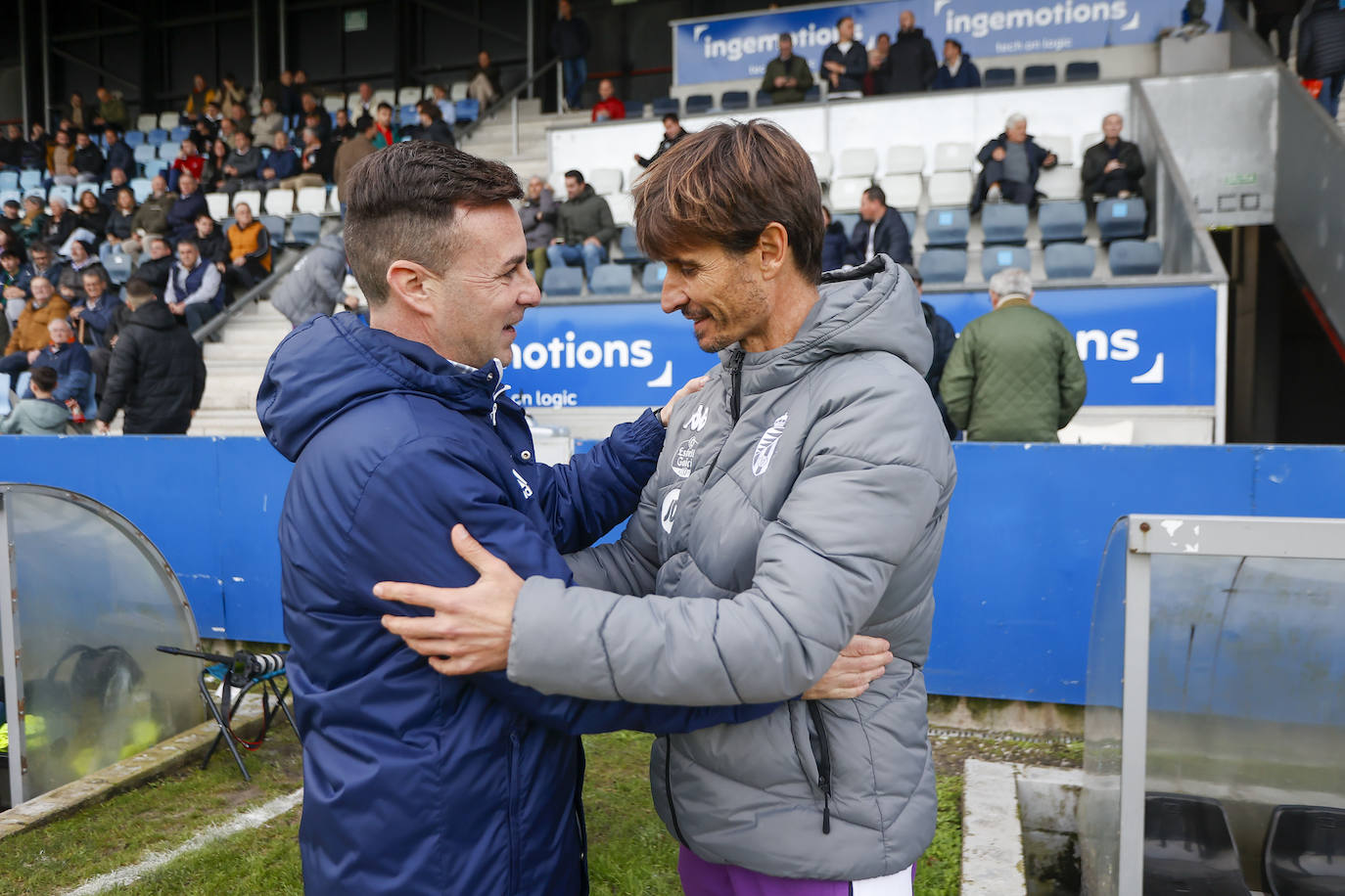 Sesi Fernández (izquierda) saluda a Álvaro Rubio, el técnico del Valladolid B.