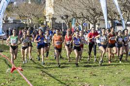 Las atletas femeninas, tras la salida. A la izquierda, Natalia Bustamante (574), que dominó la carrera desde el inicio