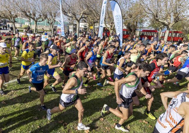 Los atletas de la última carrera del día toman la salida en la campa de La Magdalena.