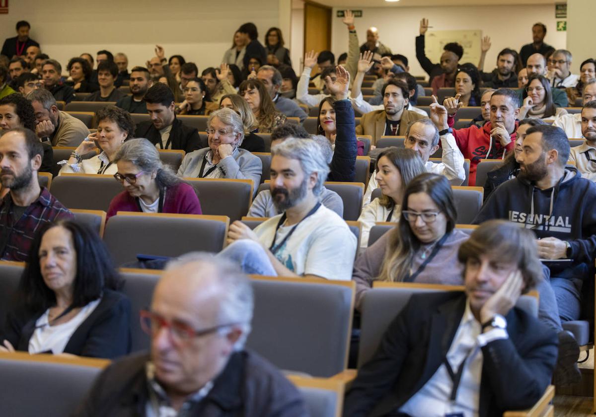 Participantes en el congreso levantan sus manos contestando a una pregunta de uno de los ponentes.