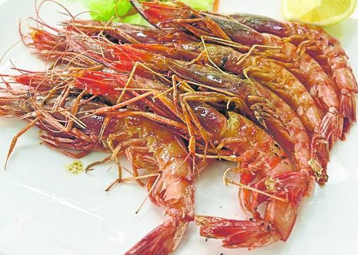 Imagen secundaria 1 - Gamba roja a la plancha. A la derecha, helado de mango y manzanadeshidratada. 