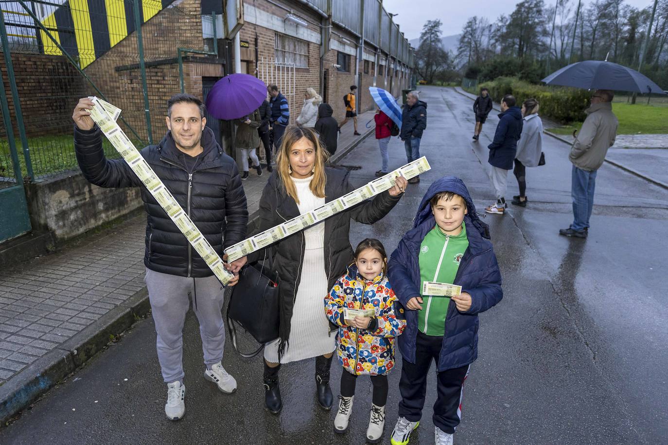 Una familia se lleva un buen número de entradas para el Cayón-Athletic.