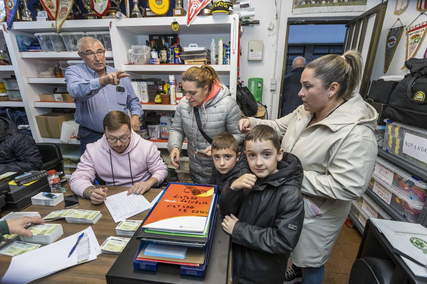 En familia a adquirir las localidades para el encuentro más importante de los aurinegros.