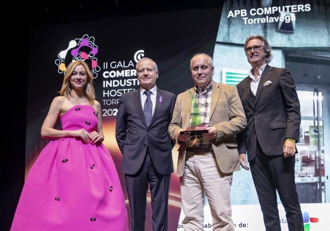 El consejero de Industria, Eduardo Arasti hizo entrega del Premio aportación de un negocio destacado sector Tecnologia a Apb Computers