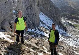 El presidente de la asociación En Ruta por las Enfermedades Raras, Carlos Lozano, y el el atleta de montaña Manuel Merillas, durante la subida hacia Peña Chana.