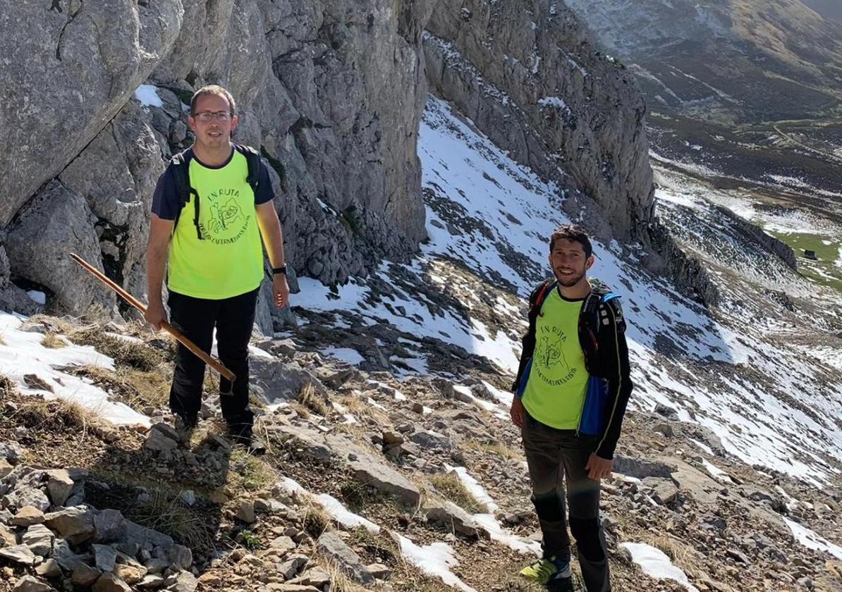 El presidente de la asociación En Ruta por las Enfermedades Raras, Carlos Lozano, y el el atleta de montaña Manuel Merillas, durante la subida hacia Peña Chana.