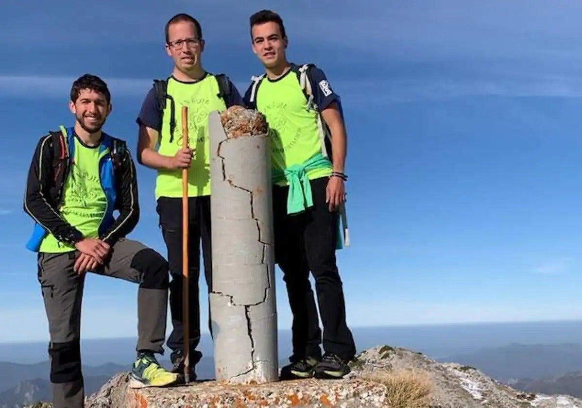 De izquierda a derecha, el atleta de montaña Manuel Merillas; el presidente de la asociación En Ruta por las Enfermedades Raras, Carlos Lozano; y el atleta palentino y colaborador de la asociación Guillermo Acosta.