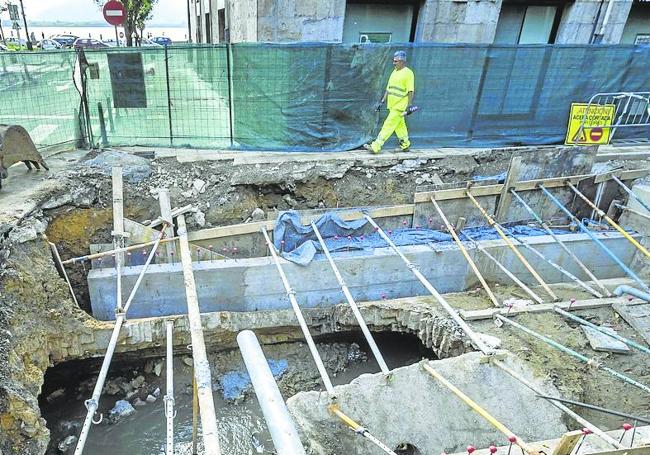 El perfil de ladrillo macizo de la bóveda de la conducción de aguas residuales ha quedado al descubierto con las obras.