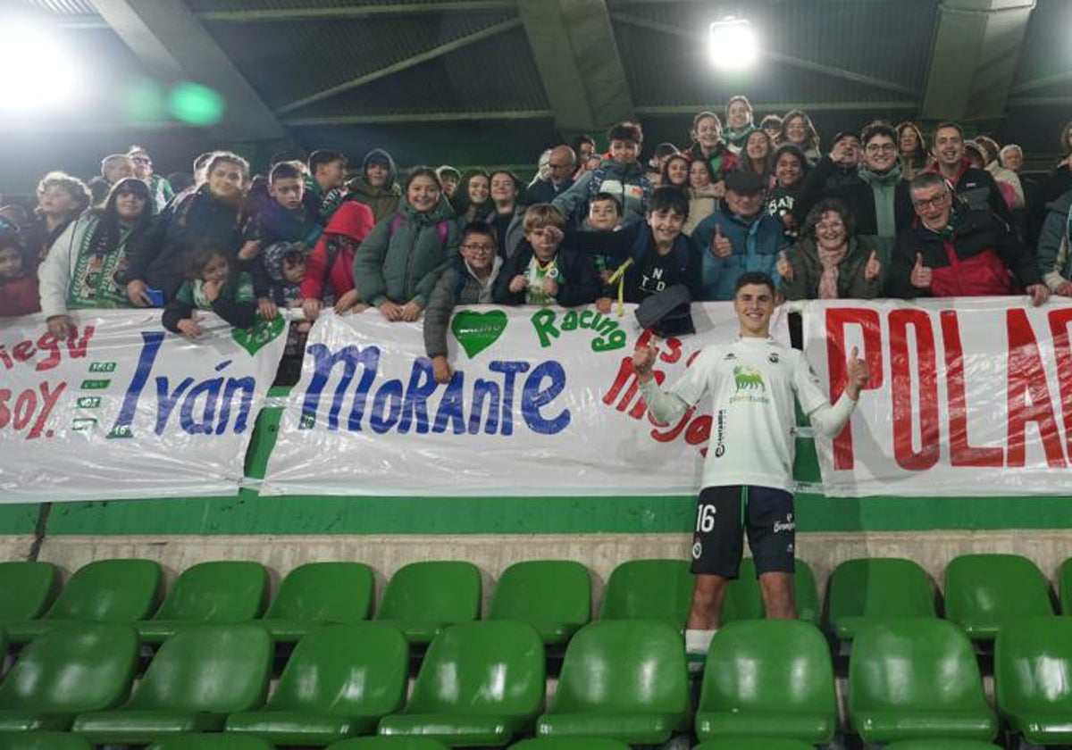 Ivan Morante en la grada junto a los purriegos que acudieron al partido.