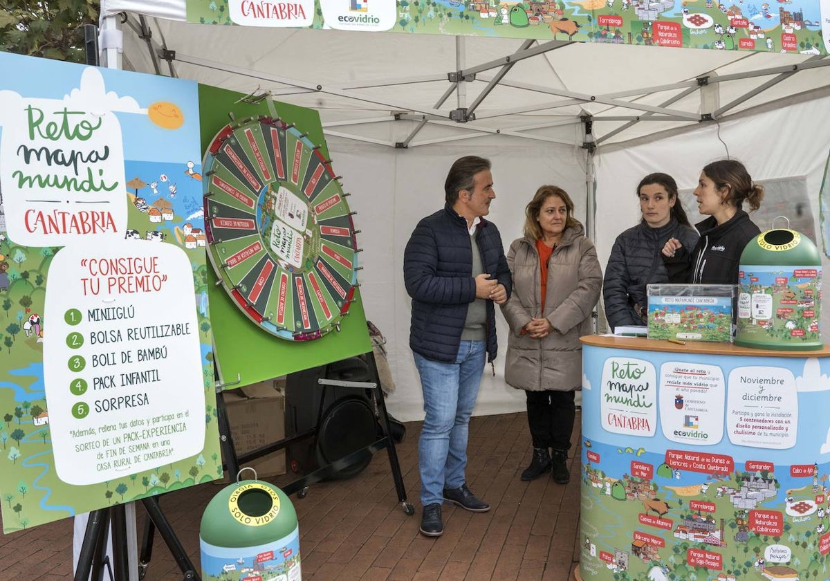 El alcalde, Diego Movellán, ha visitado el stand informativo sobre el Reto Mapamundi de recogida de vidrio.