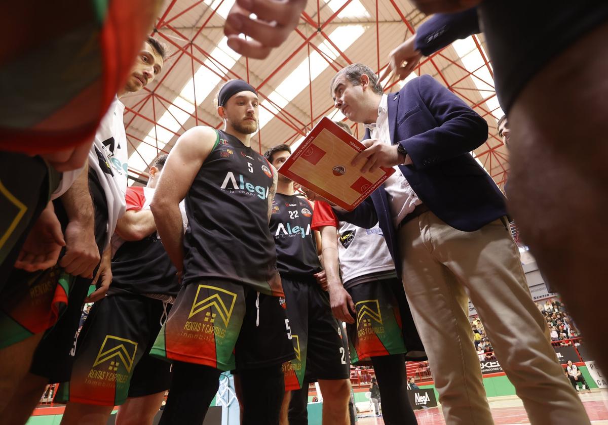 David Mangas da inducaciones a sus jugadores en el descanso del partido ante el Valladolid.