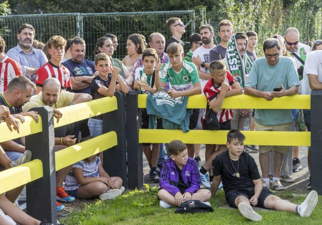 Afición vasca y cántabra este verano en el FernandoAstobiza. El Cayón ha hecho referenciaa aquel partido.