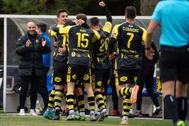 Los futbolistas delCayón celebran el tanto que les dio la clasificación enCobeña ante el Ursaria.