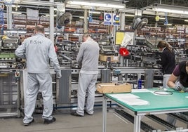 Trabajadores de BSH en la fábrica de electrodomésticos de Santander.