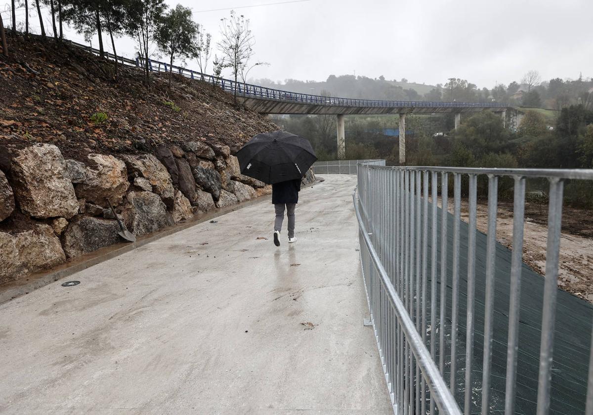 Rampa de acceso al parque de Las Tablas, aún en obras, esta semana, en Torrelavega.