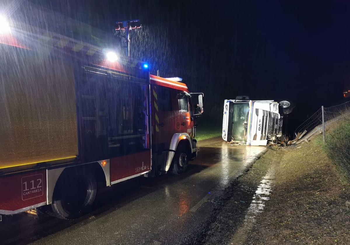 Dos heridos al caer un camión por un desnivel de la A-8 y volcar en una carretera paralela