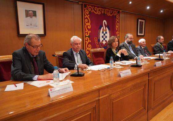 Manuel Ángel Castañeda, en primer término, el martes, durante su intervención en el homenaje.