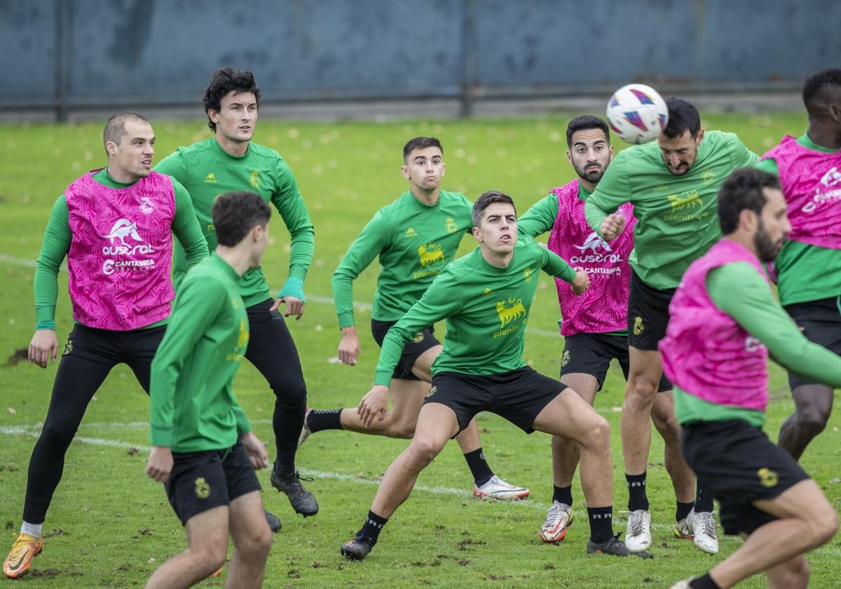 Mario, Íñigo Sainz-Maza, Alves, Pol Moreno, Lago Junior y Germán, durante un entrenamiento.