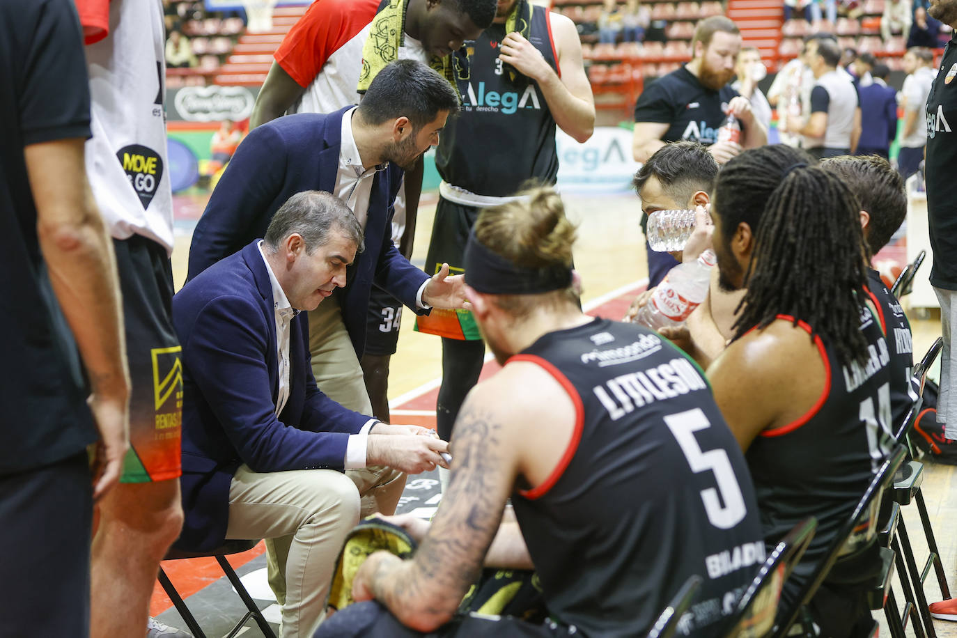 David Mangas da instrucciones a sus jugadores durante el descanso del partido. 