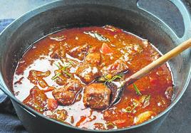 Gulash húngaro. Puede ser un guiso espeso pero por lo general es casi una sopa de carne de ternera, pollo, conejo, cerdo o jabalí. Este estofado incorpora patatas, pimientos rojos, tomates y especias. Lo más característico es el uso del pimentón.