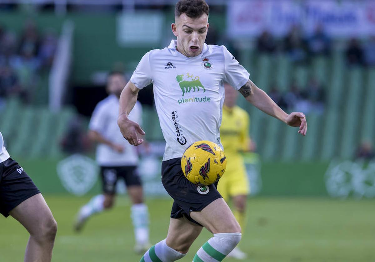 Íñigo Vicente controla un balón en el último partido jugado en El Sardinero ante el Villarreal B.