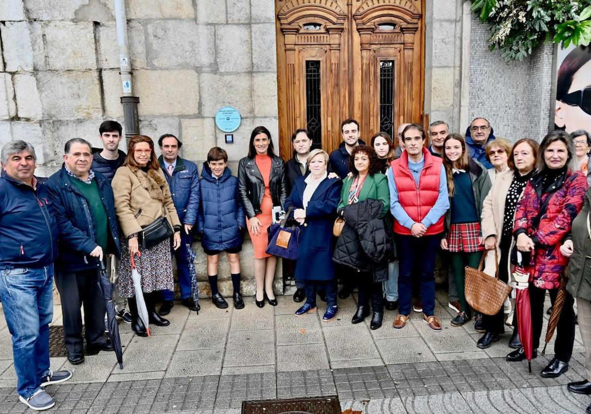 Foto de grupo con la alcaldesa de Santander, familiares de González Echegaray y representantes del Centro de Estudios Montañeses