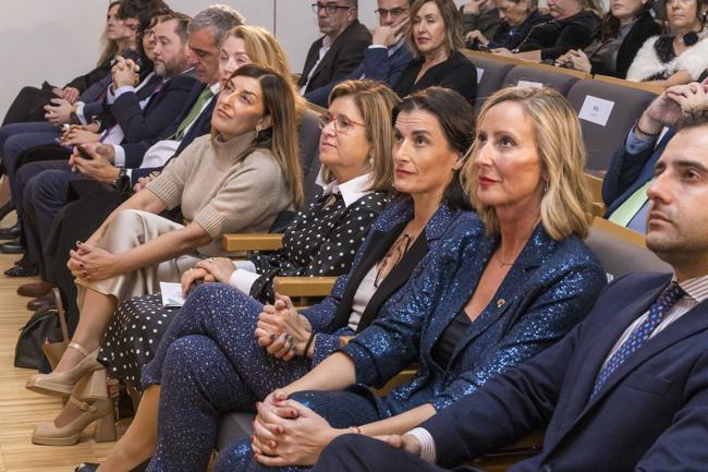 En el centro de la imagen, Eva Guillermina Fernández, María José Sáenz de Buruaga, María Ángeles Pérez, Gema Igual y Bárbara Gutiérrez.