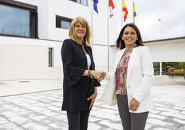 Foto de archivo en la que Manuela Bolado (izquierda) da la mano a la alcaldesa Carmen Pérez tras la firma del pacto en Bezana.