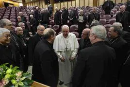 El Papa Francisco, rodeado de los 80 obispos de la Conferencia Episcopal Española.
