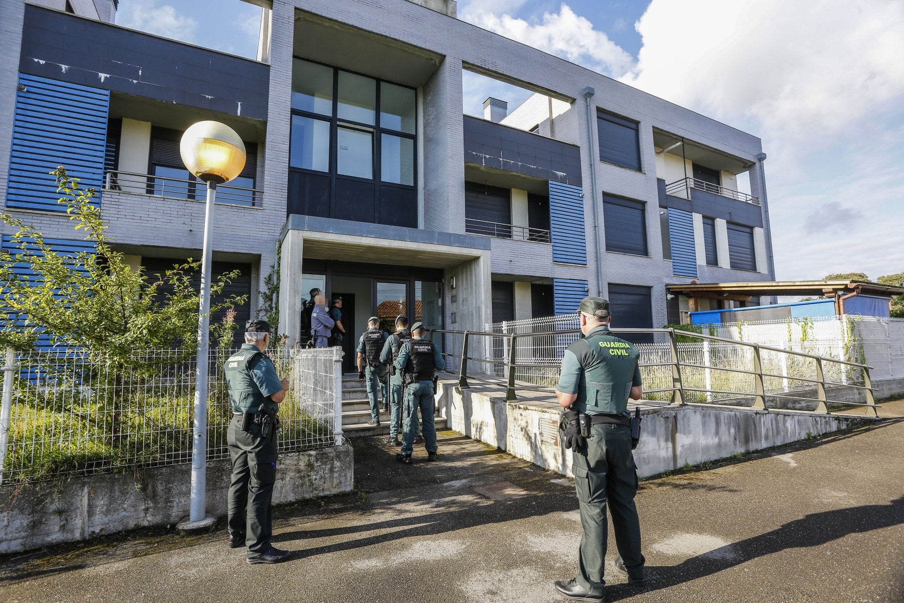 Intervención de la Guardia Civil en viviendas okupadas en Polanco.