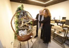 Chemi Pelayo y Carmen Sánchez, ayer, en la inauguración de su exposición de nacimientos
