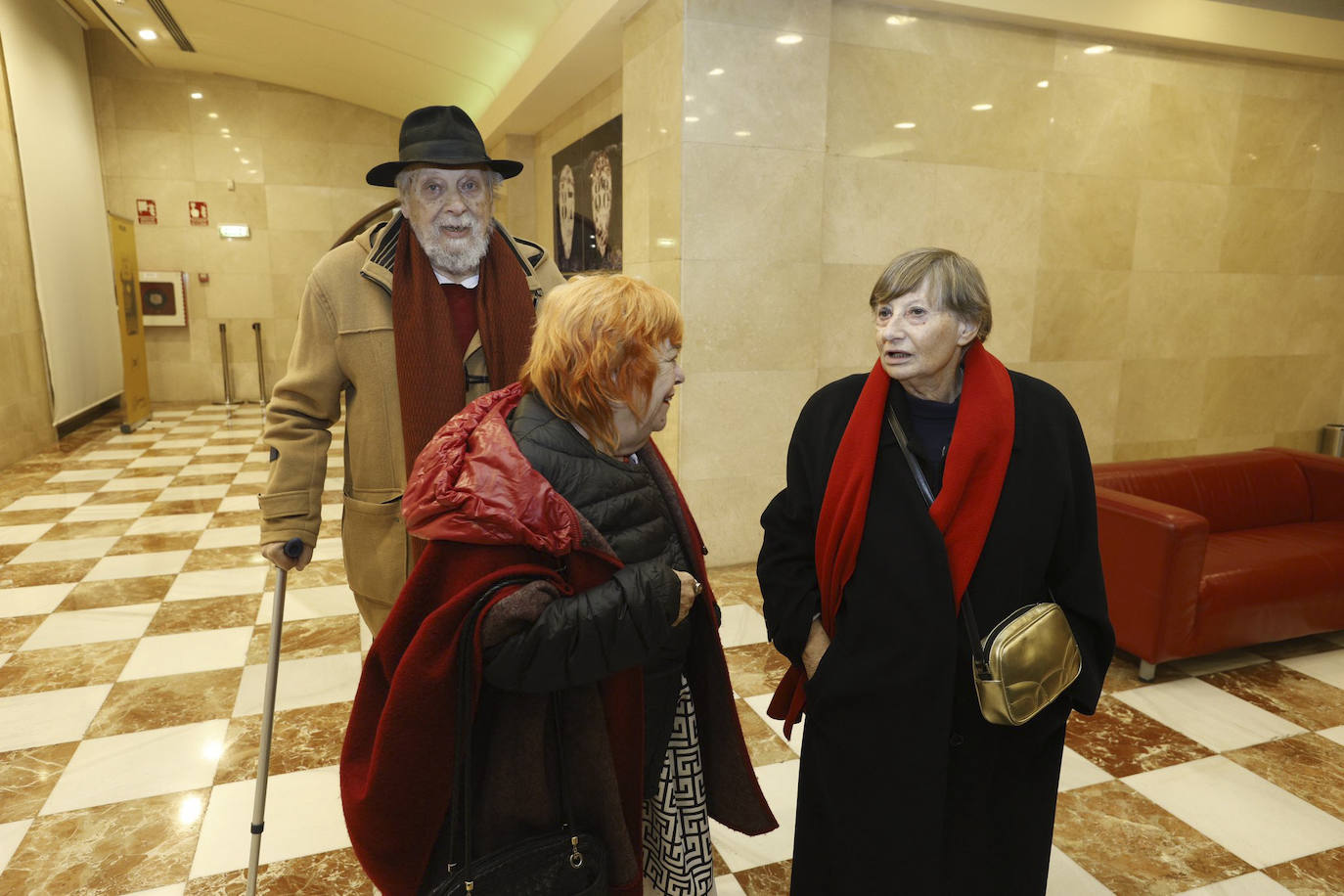 Marcos Ricardo Barnatan y Rosa Pereda saludan a Marisa Samaniego, premio Ciudad de Santander de las Letras