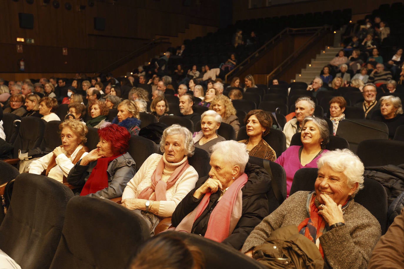 El público, entre los que se encontraban familiares de los premiados, sigue la gala